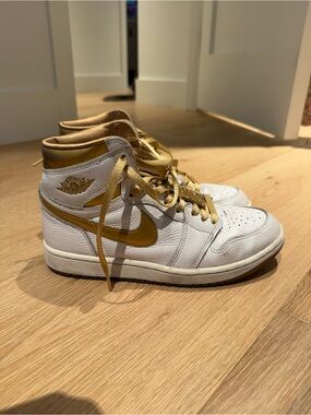 Nike White & Metallic Gold Air Jordan 1 Mid